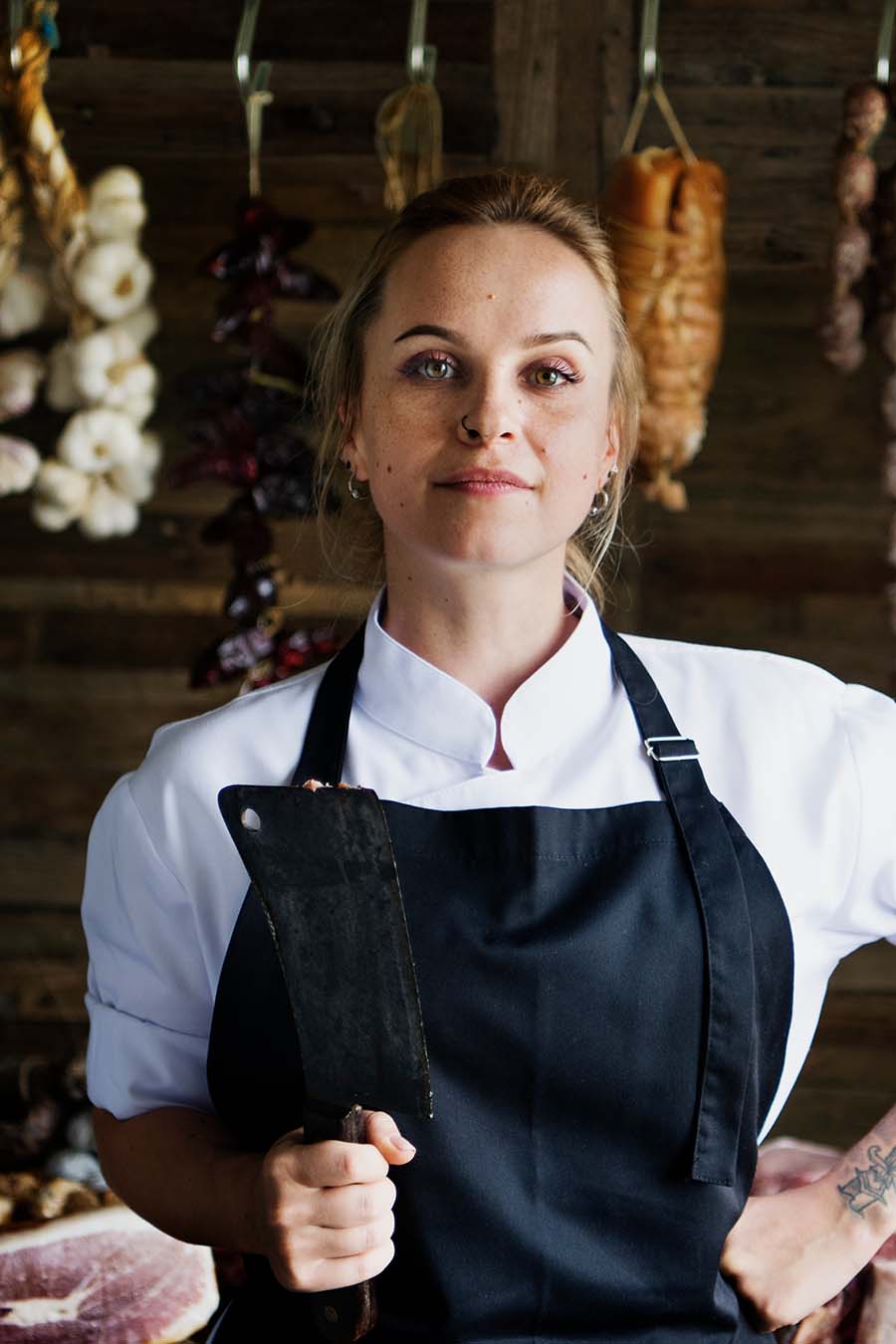 Fleischer schneidet großes Stück Fleisch