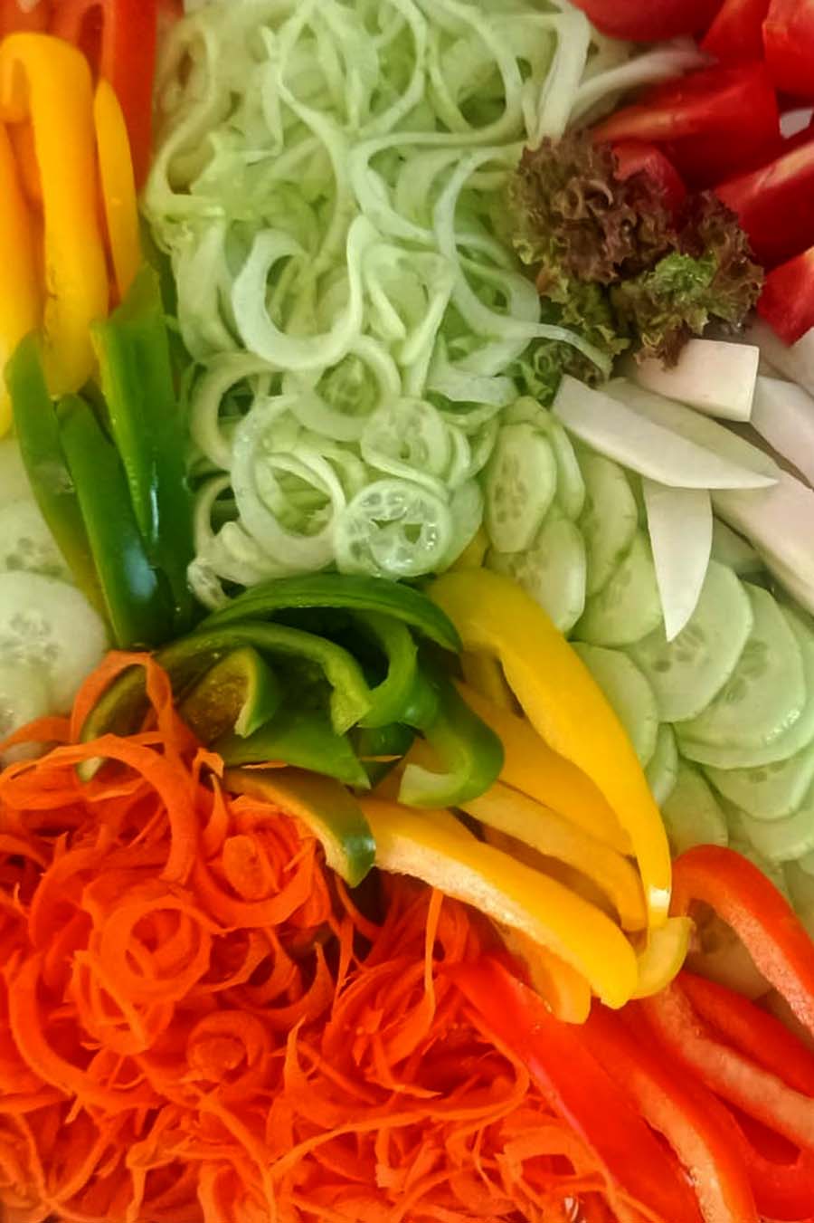 Gemüseplatte mit Salat