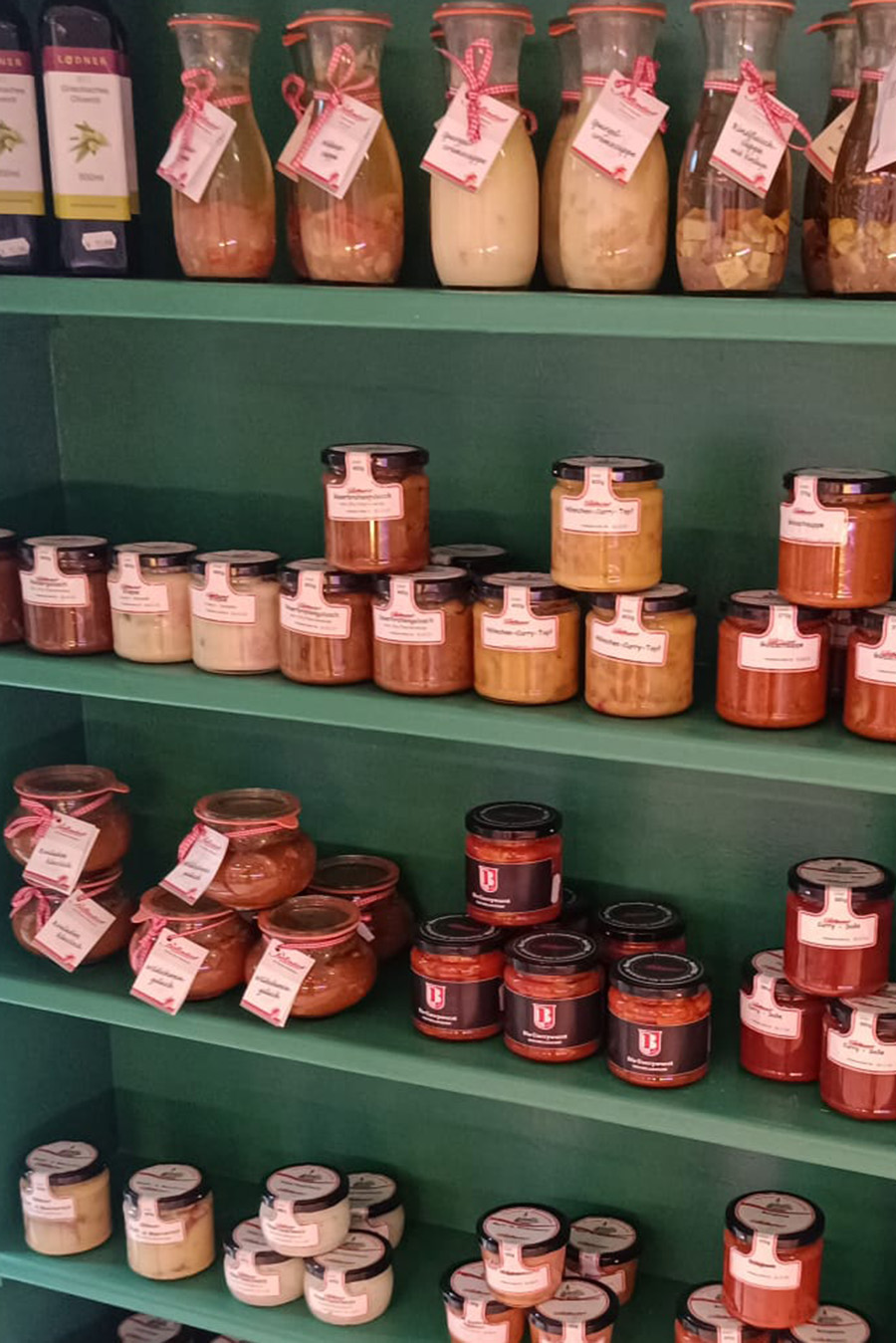 Regal in Fleischerei mit Leberwurst und Suppen