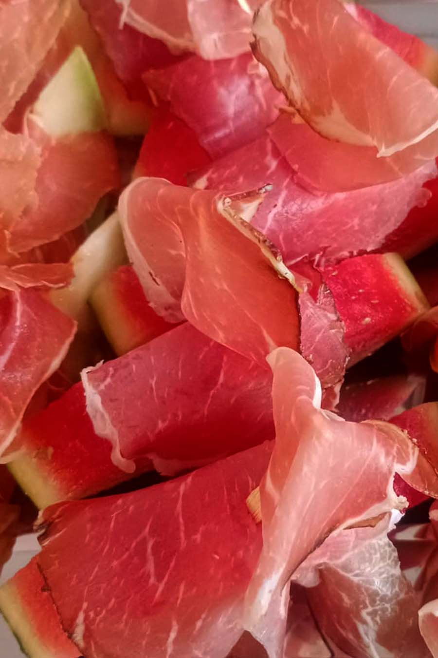 Melonen mit Schinken eingehüllt