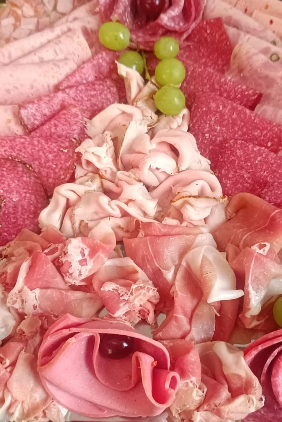 Wurstplatte mit Schinken und Salami